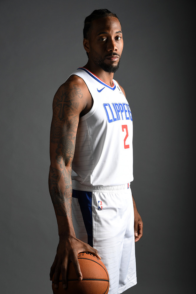 布会上与女 布会上与女